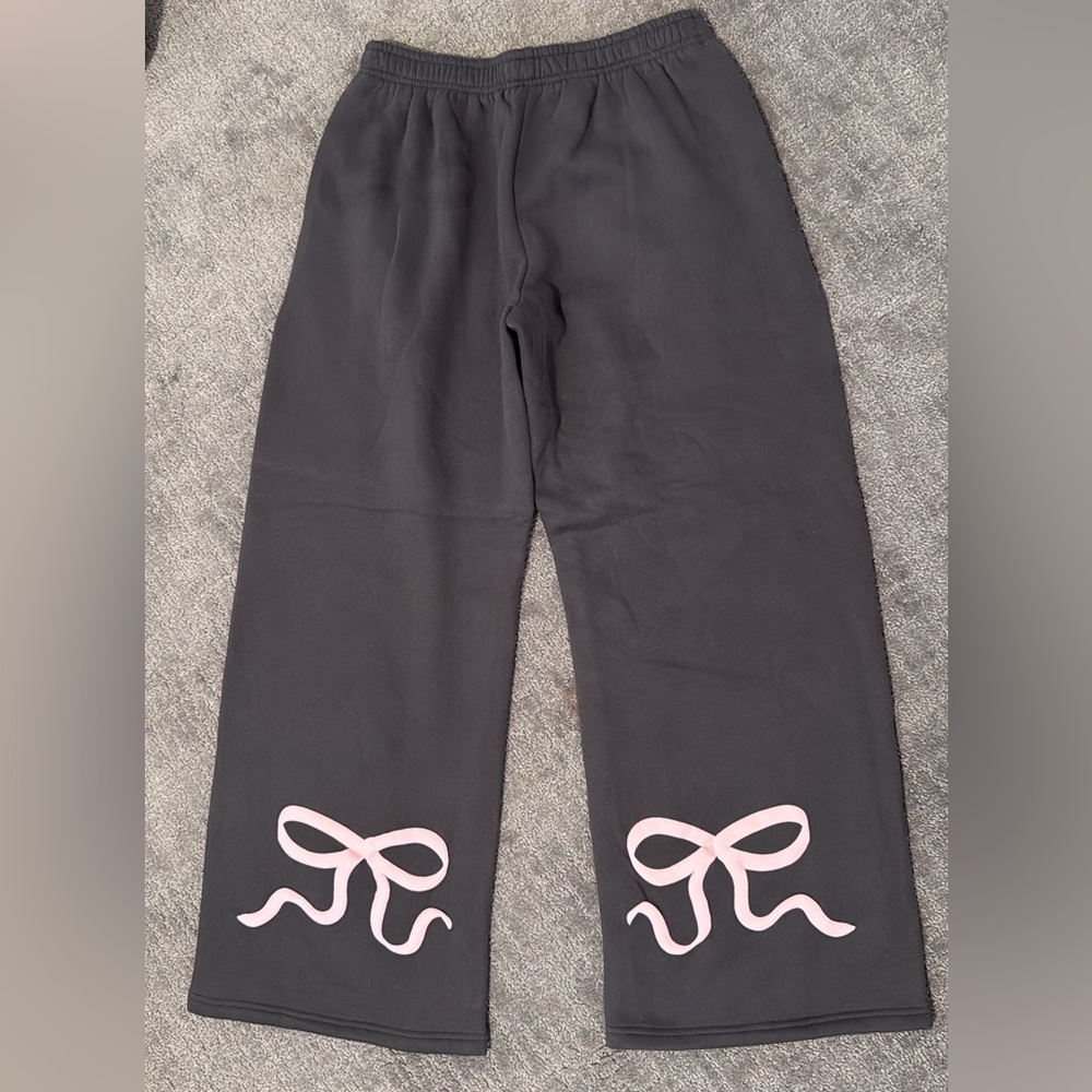 EDIKTED Bonney Bow Detail Sweatpants - Picture 3 of 5